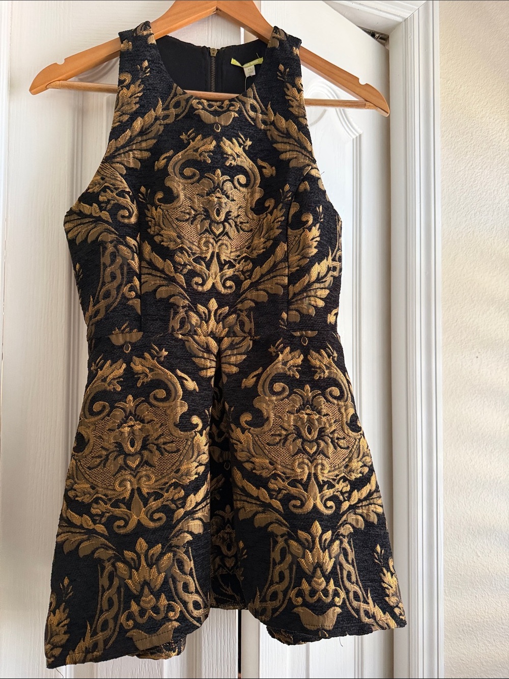 NWT Gianni Bini Black & Gold Baroque Sleeveless Peplem Top
